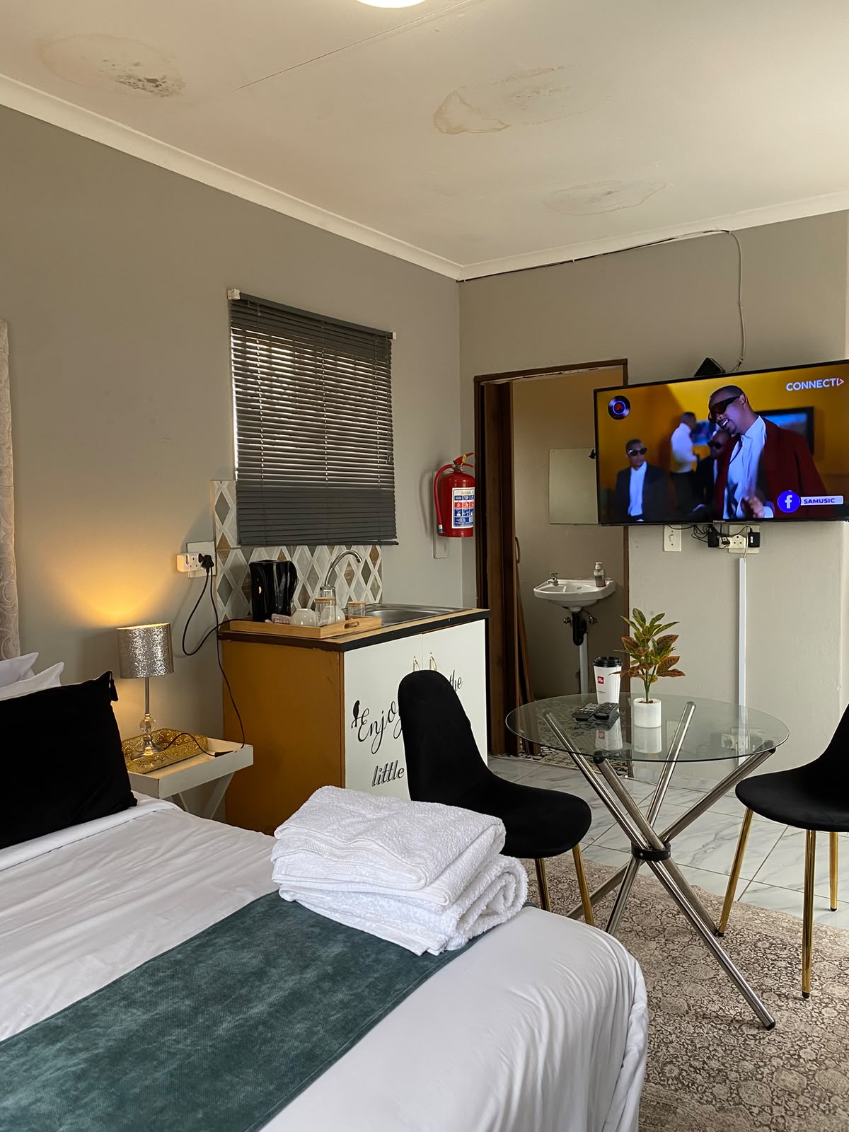 Room 4 kitchenette with kettle, sink and flat-screen TV